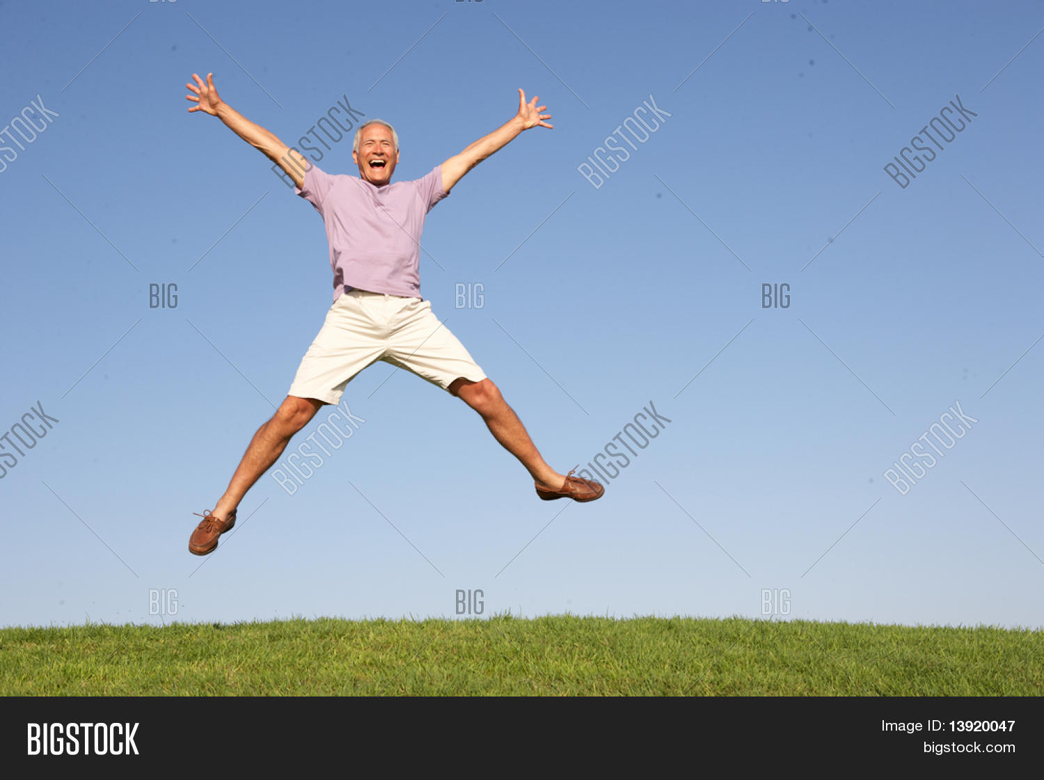 Дедушка пляшет. Танцующий старик. Прыгающий дед. Дедушка прыгает. Прыгающий дед.