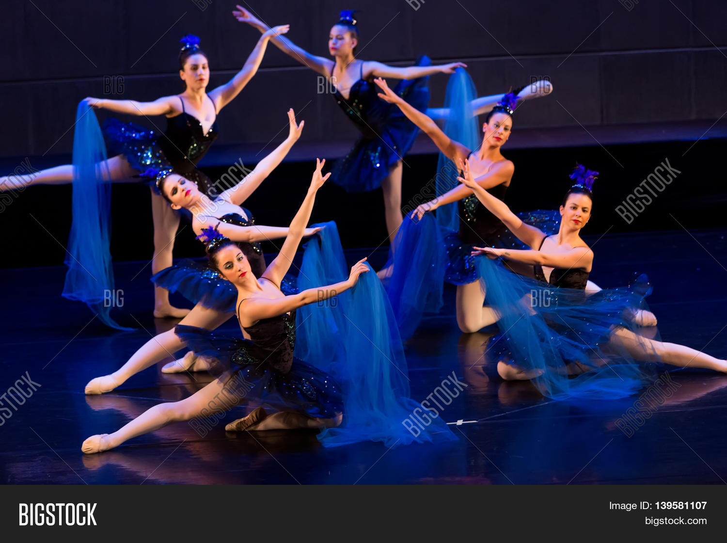 Dancers Dance 图片和照片（免费试用） | Bigstock