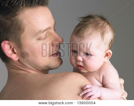 Padre Holding neonato bambino