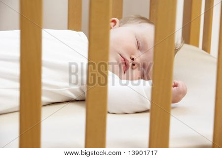 Bebé recién nacido en cuna