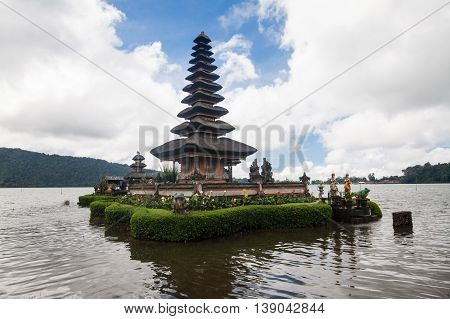 Holiday in Bali, Indonesia - Ulundanu Temple and Lake Beratan