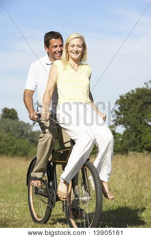 Mature Couple Riding Bike auf Land