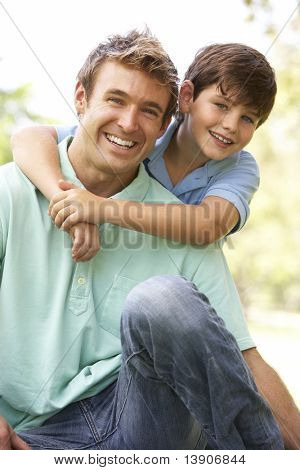 Ritratto del padre e del figlio nel parco