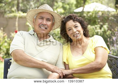Casal sênior relaxante jardim juntos