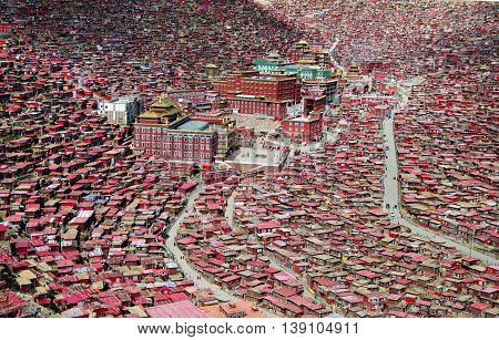 Thousands of red houses in Sertar Larung Gar Buddhist Institute