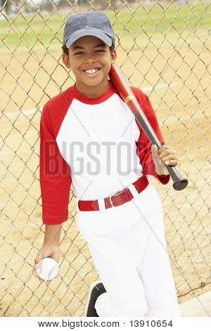 Menino jogando beisebol