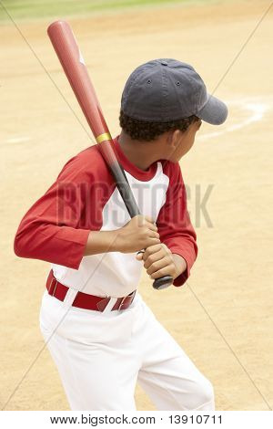 Menino jogando beisebol
