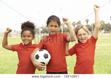 Meninas no futebol da equipe comemorando