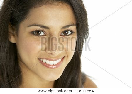 Portrait de la souriante jeune femme