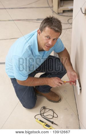 Electricien installation prise murale