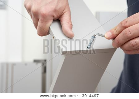 Közelről, az ember Flat Pack bútor-összeszerelés