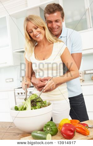 paar Salat in modernen Küche vorbereiten