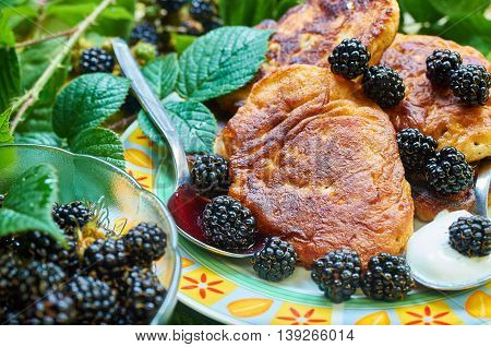 Homemade pikelets with forest blackberries and sweet cream