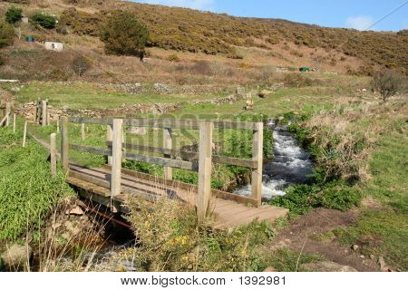 Eine hölzerne Brücke über einen Bach im Kenidjack-Tal.