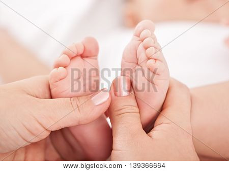 Mom like to massage the baby's foot