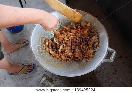 cooking of crispy fried noodle Thai food tell 