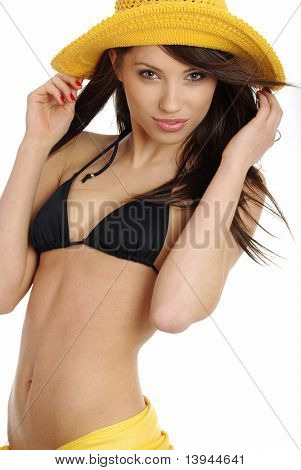 piękne sexy kobieta w żółtym kapeluszu i bikini