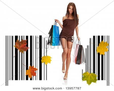 Borsa shopping di witn donna in piedi sul codice a barre