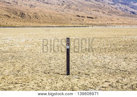 View Over The Dried Salt See Of  Searles Lake To The Panamid Mountains