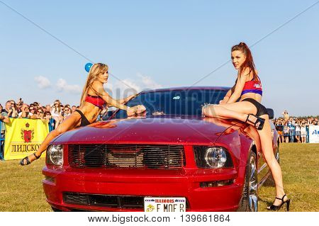 Girls Compete In A Sexy Tank Cars