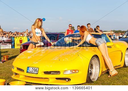 Girls Compete In A Sexy Tank Cars