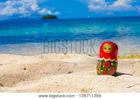 Photo Russian Dolls Matrioshka Souvenir Untouched Tropical Beach in Bali Island. Horizontal Picture. Blurred Background. Closeup