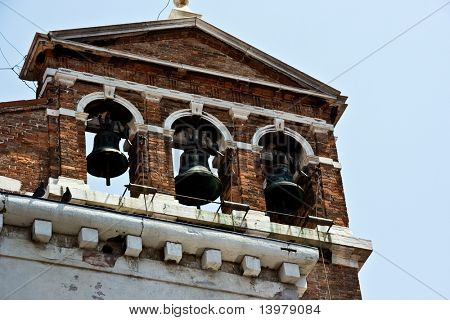 Giebel des Hauses mit drei Glocken auf der wichtigste Kanal in Venedig