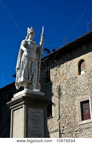 Socha svobody před Pablico Palazzo. San Marino.