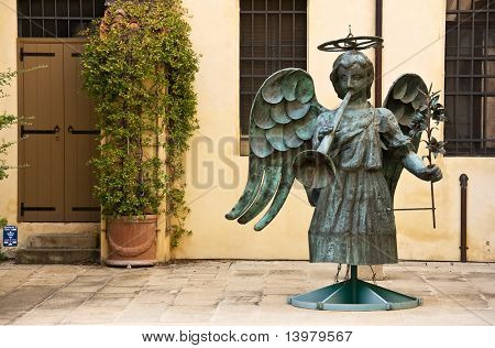 Figur af en engel afmonteret fra de vigtigste dome S.Antonio kirke. Padova. Italien.