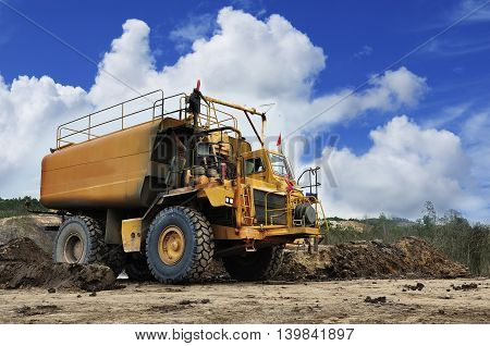 equipment water truck with heavy and large capacity