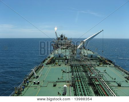 Velký ropný tanker načítání z FPSO