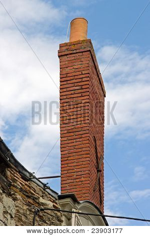 높은 벽돌 굴뚝