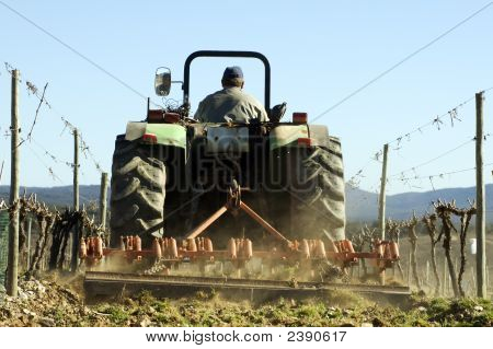 Campo de labranza de tractor