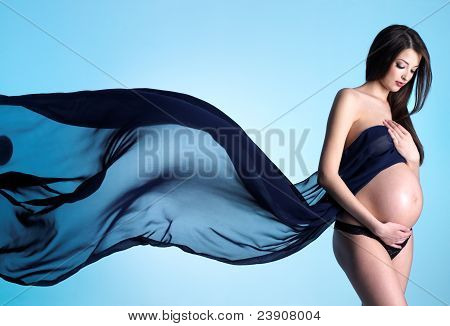 Galmour ve mavi malzeme ile genç hamile kadın tarzı