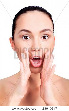 놀랍게도 함께 짖 어 대는 젊은 여자의 초상화입니다. 흰색 배경 위에 절연.
