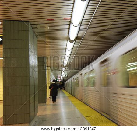 地下鉄の駅を残して