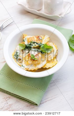Italský panzerotti s gorgonzolovou omáčkou a špenátem