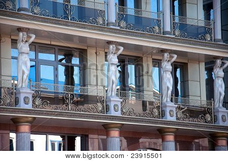 Cariátides na fachada de um edifício moderno, estilo grego estilizado
