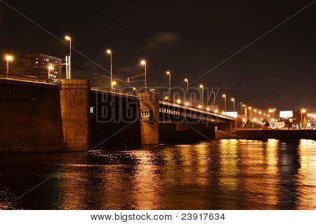 ดูยามค่ำคืนของสะพาน Volodarsky เซนต์ปีเตอร์สเบิร์ก