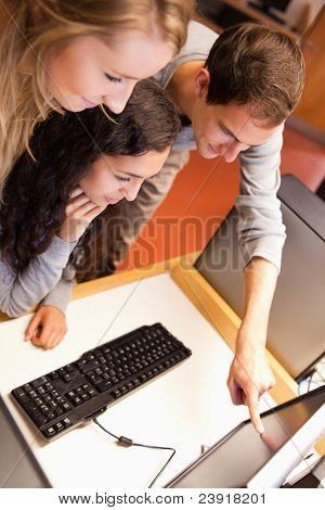 Ritratto di un compagni utilizzando un computer in un ambiente IT