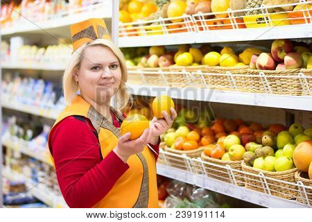 Belarus, Gomel, April 24, 2018. The Shop Is Central. The Saleswoman In The Supermarket Near The Shel
