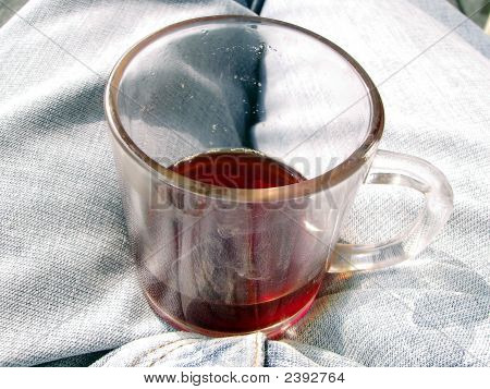 Taza de té en el regazo