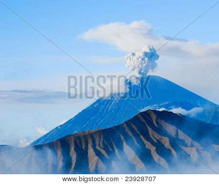 vulcano che esplode