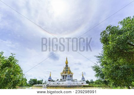 Magnificent Wat Thung Setthi (the Great Jewel Chedi Of The Three Worlds) With Amazing Sun Halo , Kho
