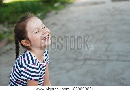 Happy Caucasian Little Girl Happy Child Laughingwalk Park Outdoor Portret