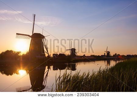 Sunset With Traditional Dutch Windmills In Kinderdijk, Province Of Zuid-holland, The Netherlands. Wi