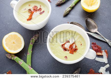 Asparagus soup wit roasted prociutto