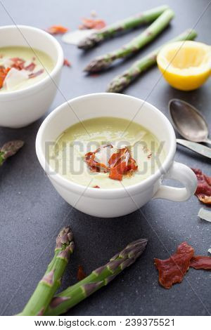 Asparagus soup wit roasted prociutto