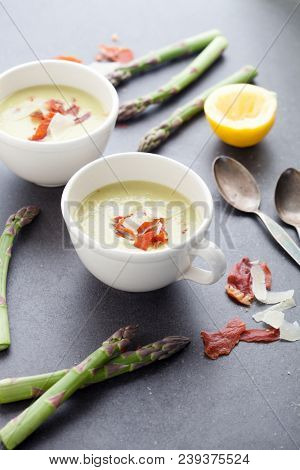 Asparagus soup wit roasted prociutto