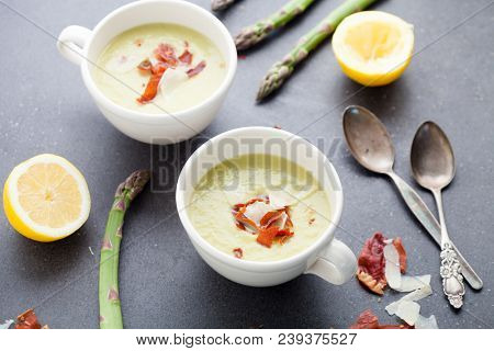 Asparagus soup wit roasted prociutto